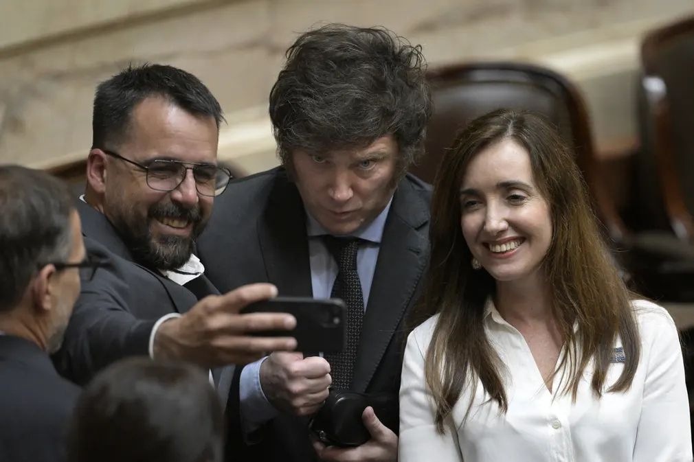 Tổng thống đắc cử của Argentina - Javier Milei (giữa) và Phó tổng thống đắc cử - Victoria Villarruel (phải), chụp ảnh với một nhà lập pháp trước khi bắt đầu phiên họp tại quốc hội Argentina. (Ảnh: Juan Mabromata/AFP/Getty Images)