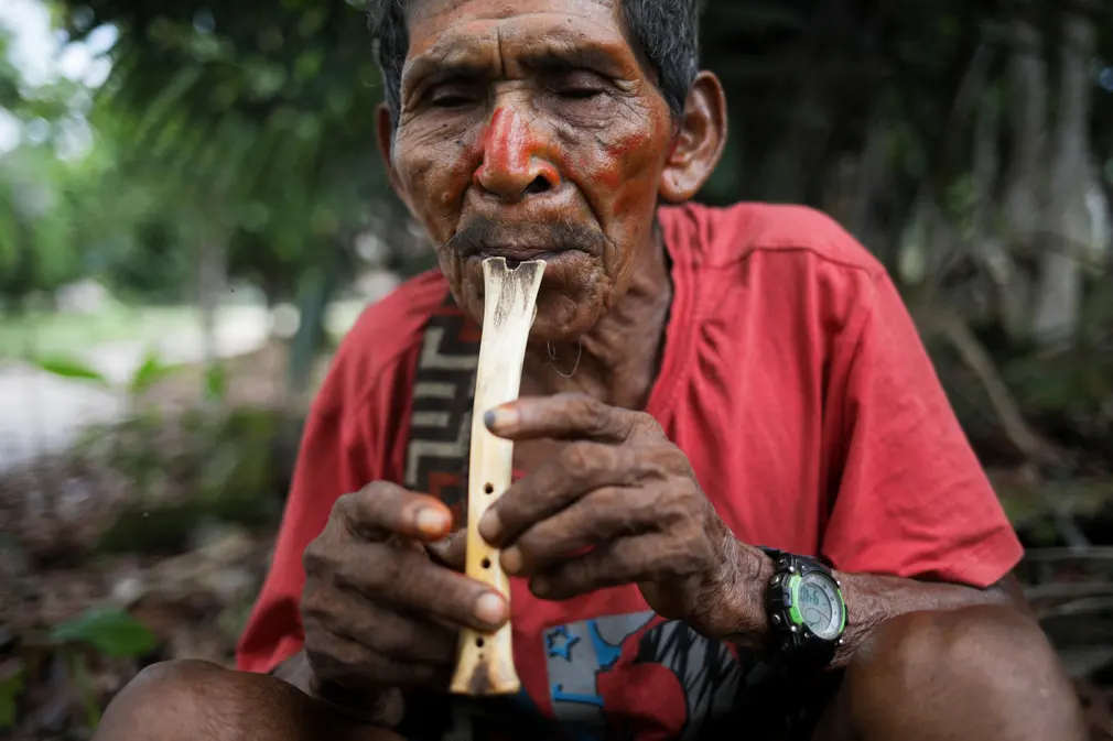 Một người đàn ông bản địa chơi nhạc tại một khu định cư gần sông Pira Paraná (Vaupés, Colombia). (Ảnh: Juan Pablo Pino/AFP/Getty Images)