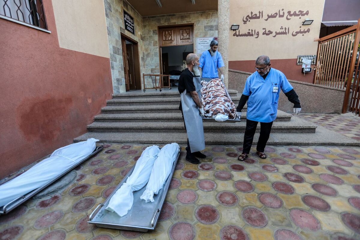 Thi thể của những người Palestine thiệt mạng trong cuộc không kích của Israel tại một bệnh viện ở thành phố Khan Younis (Dải Gaza). (Ảnh:Ahmad Hasaballah)