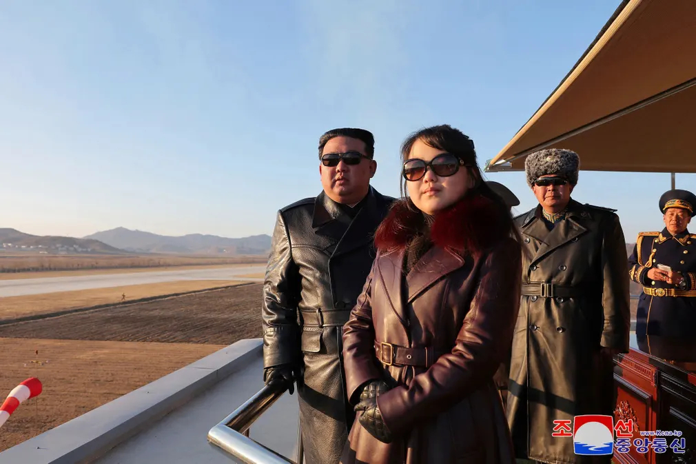 Ông Kim Jong - un và con gái theo dõi một buổi diễn tập của lực lượng không quân ở Triều Tiên. (Ảnh: 朝鮮通信社/AP)
