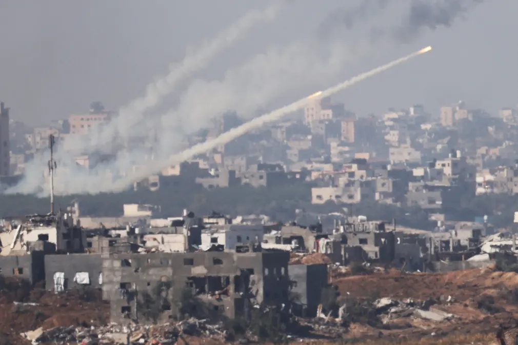 Một tên lửa được bắn từ bên trong Dải Gaza về phía Israel ngay khi thỏa thuận ngừng bắn kết thúc. (Ảnh: Jack Guez/AFP/Getty Images)