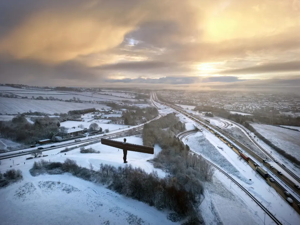 Bức tượng The Angel of the North (tạm dịch: Thiên thần phương Bắc) được bao phủ trong tuyết khi cảnh báo về nhiệt độ được đưa ra ở Gateshead (Vương quốc Anh). (Ảnh: Owen Humphreys/PA)