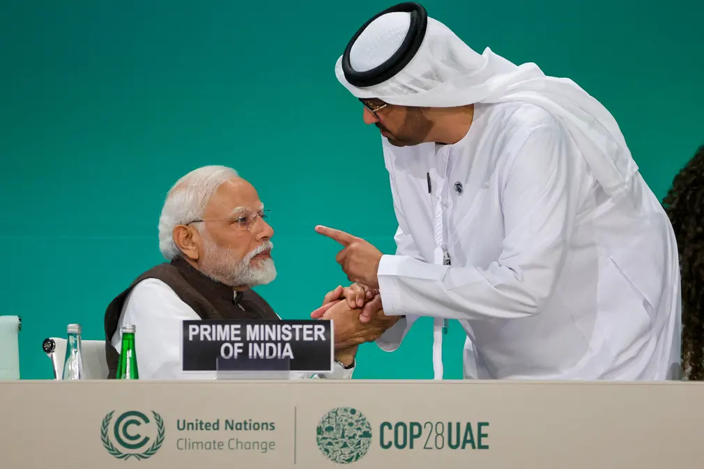 Thủ tướng Ấn Độ Narendra Modi cùng với Chủ tịch Cop28 Sultan Ahmed Al Jaber, trong Hội nghị thượng đỉnh về khí hậu ở Dubai (UAE). (Ảnh: Giuseppe Cacace/AFP/Getty Images)