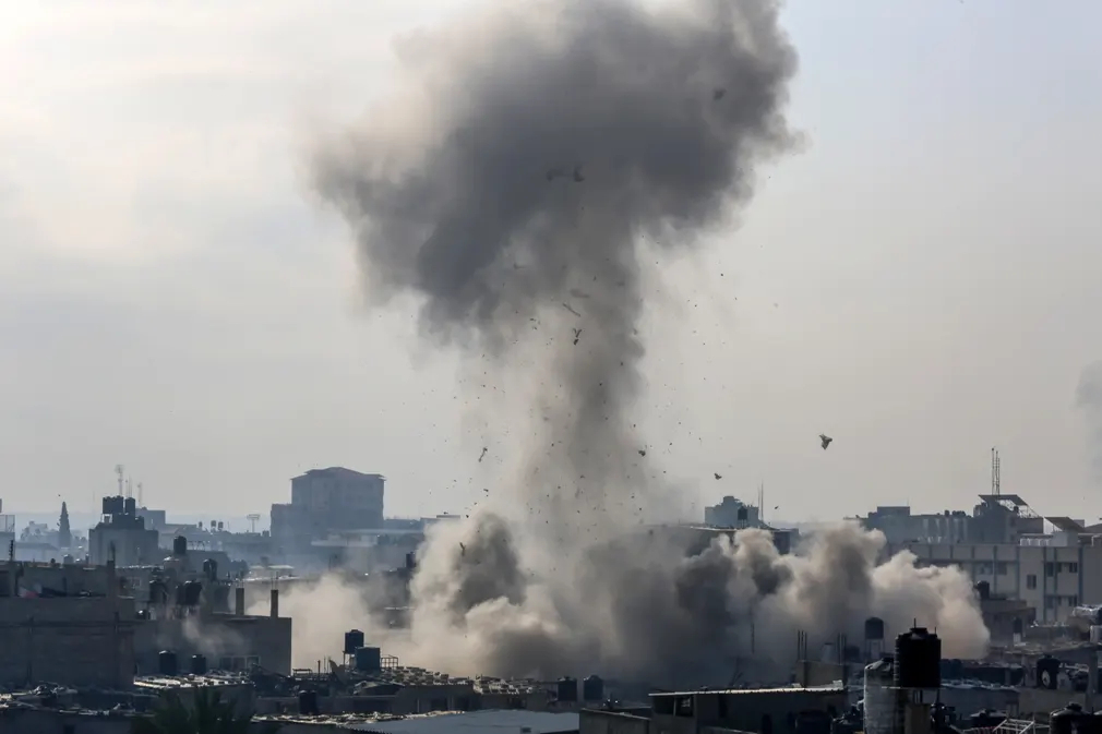 Khói bốc lên từ các tòa nhà sau cuộc không kích của Israel ở Rafah (Dải Gaza). (Ảnh: Anadolu/Getty Images)