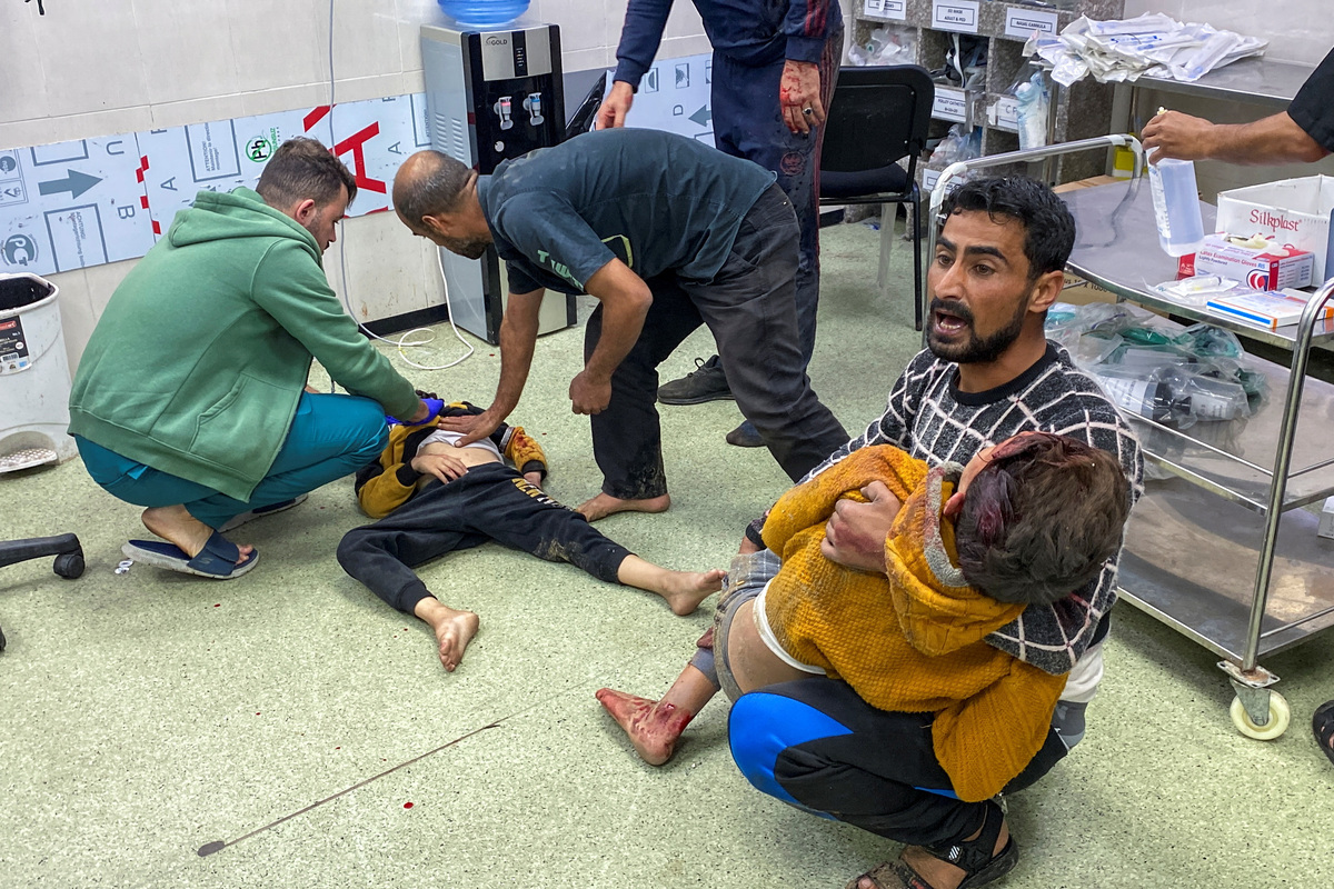 Trẻ em Palestine bị thương trong cuộc tấn công của Israel được đưa tới Bệnh viện Nasser (Khan Younis, phía Nam Dải Gaza). (Ảnh: Arafat Barbakh)
