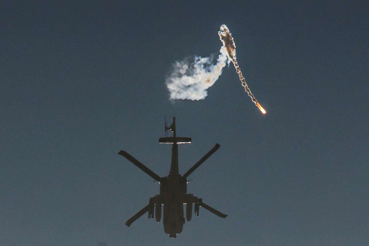 Máy bay trực thăng quân sự của Israel thả pháo sáng ở biên giới Israel - Gaza. (Ảnh: REUTERS/Amir Cohen)