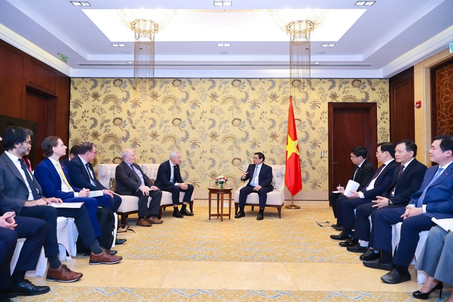 Thủ tướng Phạm Minh Chính đánh giá cao kinh nghiệm và năng lực của 2 tập đoàn trong lĩnh vực năng lượng tái tạo - Ảnh: VGP/Nhật Bắc