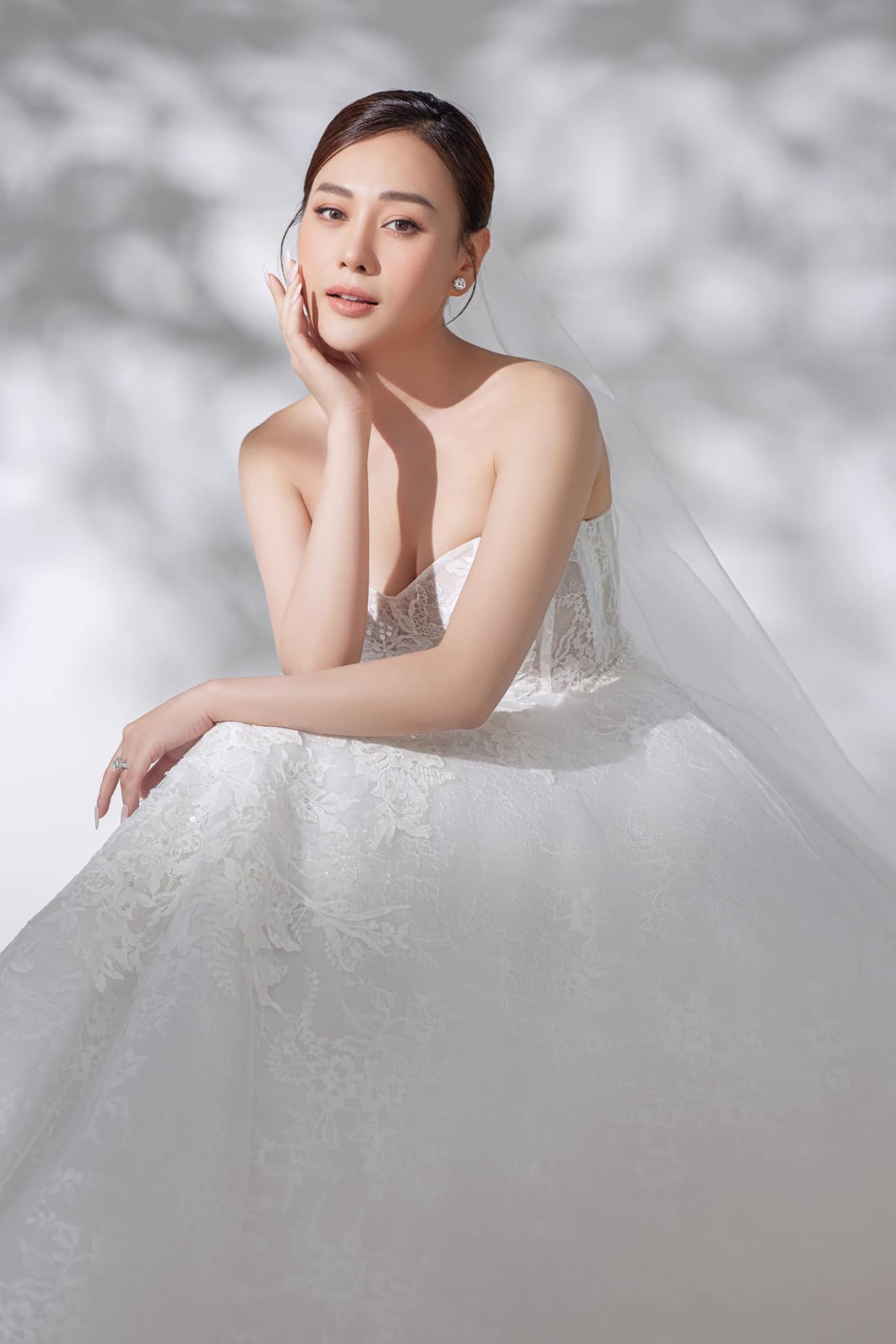 Phương Oanh khoe vẻ đẹp trong trẻo, ngọt ngào trong bộ váy cưới màu trắng. 