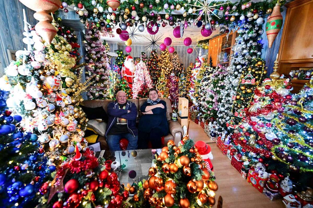 Susanne và Thomas Jeromin - những người giữ kỷ lục thế giới với 555 cây thông Noel được trang trí trong một ngôi nhà ở Hanover (Đức). (Ảnh: REUTERS/Jana Rodenbusch)