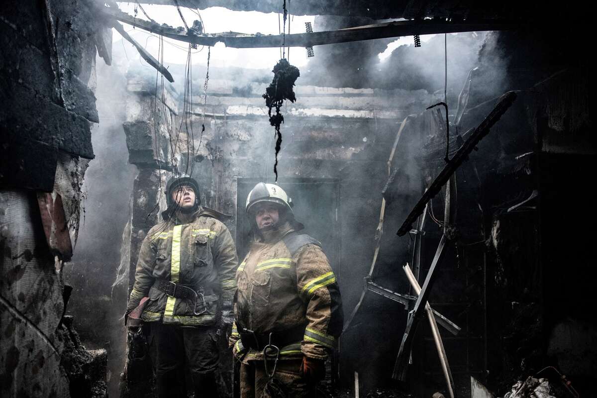 Lực lượng cứu hộ dập lửa tại một tòa nhà dân cư ở Donetsk (Ukraine). (Ảnh: REUTERS/Valery Melnikov)