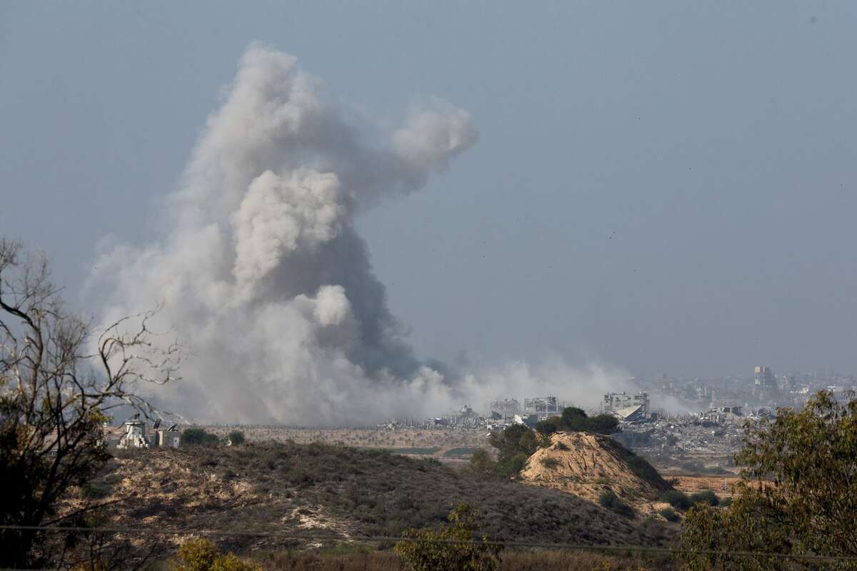 Khói bốc lên ở phía Bắc Dải Gaza sau các cuộc không kích của Israel. (Ảnh: REUTERS/Amir Cohen)