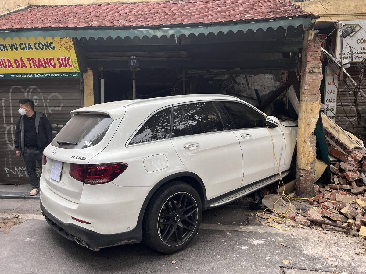 Chiếc ô tô tông vào một ngôi nhà trên phố Hàng Bạc.