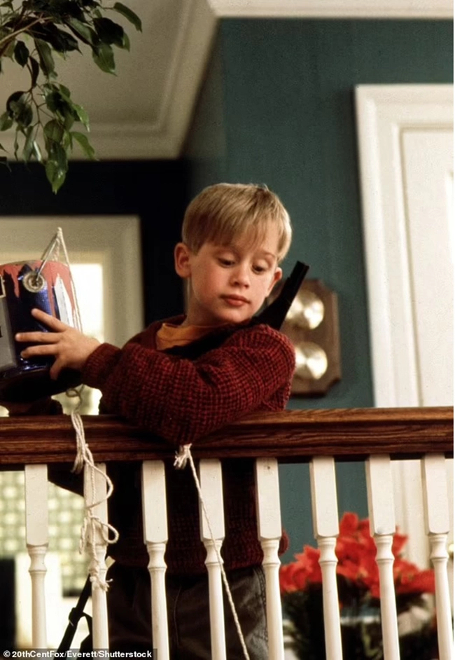 Macaulay Culkin takes on the role of Kevin.