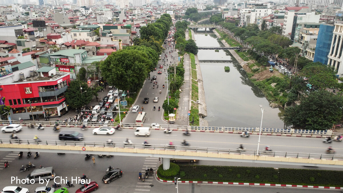 Để phát triển thêm loại hình phương tiện thân thiện với môi trường, tăng kết nối với xe vận tải công cộng, Sở GTVT Hà Nội vừa có đề xuất tổ chức 2 tuyến đường dành cho xe đạp ở dọc sông Tô Lịch và quanh công viên Hòa Bình - đường Hoàng Minh Thảo.