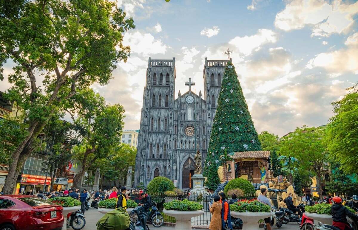 Cây thông Noel lớn được dựng ngay trước cửa Nhà thờ Lớn Hà Nội. (Ảnh: Trần Tài)