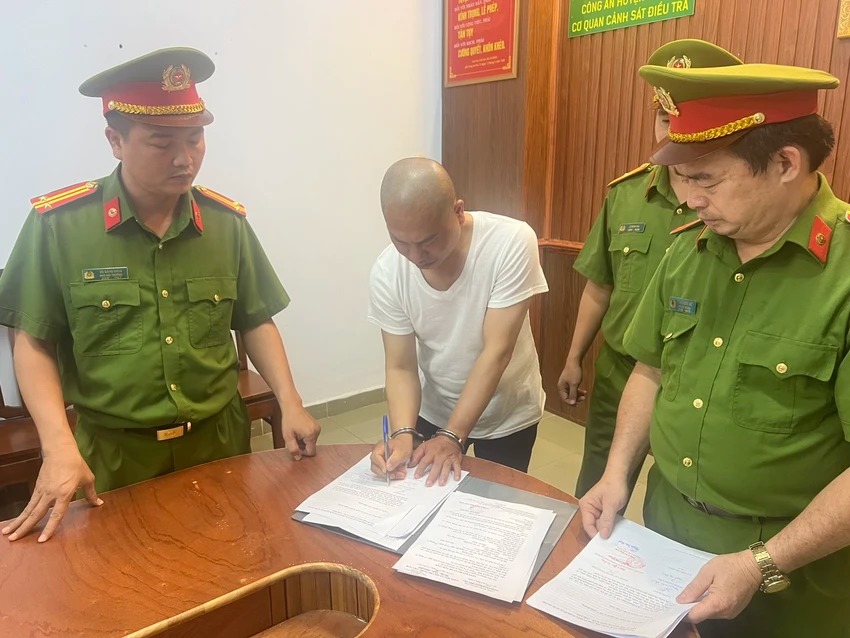 Cơ quan công an tiến hành khởi tố bị can và thi hành lệnh bắt tạm giam Nguyễn Minh Phúc.