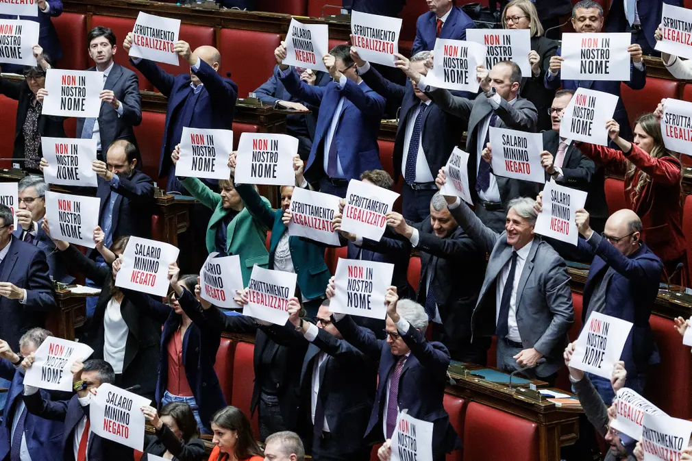 Các thành viên của Đảng Dân chủ và Phong trào Năm Sao trong cuộc bỏ phiếu cuối cùng về mức lương tối thiểu ở Rome (Italy). (Ảnh: LaPresse/Roberto Monaldo/Shutterstock)