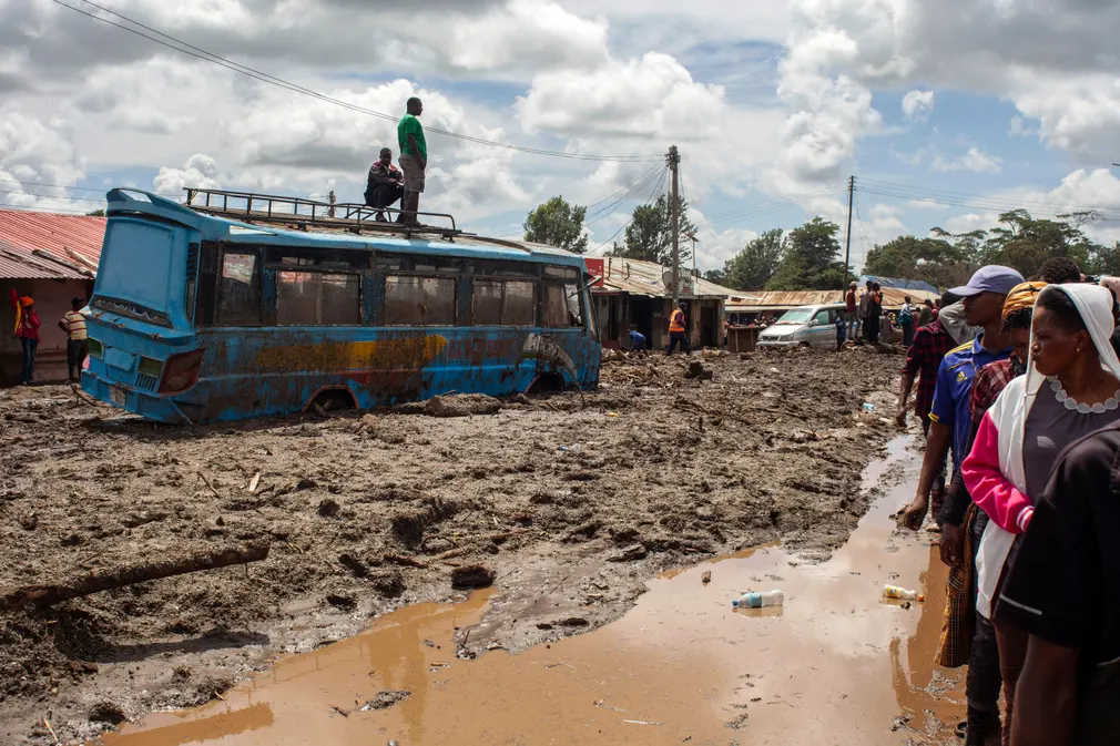 Người dân đứng tại con đường phủ đầy bùn sau lở đất và lũ lụt do mưa lớn ở Katesh (Tanzania). (Ảnh: Ebby Shaban/AFP/Getty)