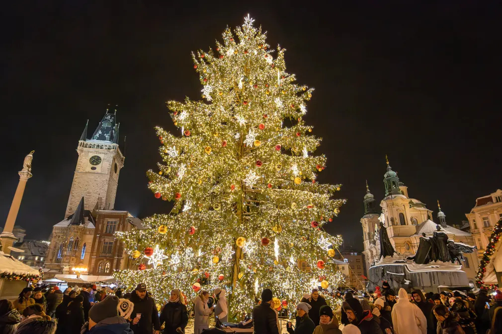 Du khách đến xem cây thông Noel và chợ Giáng sinh truyền thống tại Quảng trường Phố Cổ (Old Town Square) ở Prague (Cộng hòa Séc). (Ảnh: Tomas Tkacik/Shutterstock)