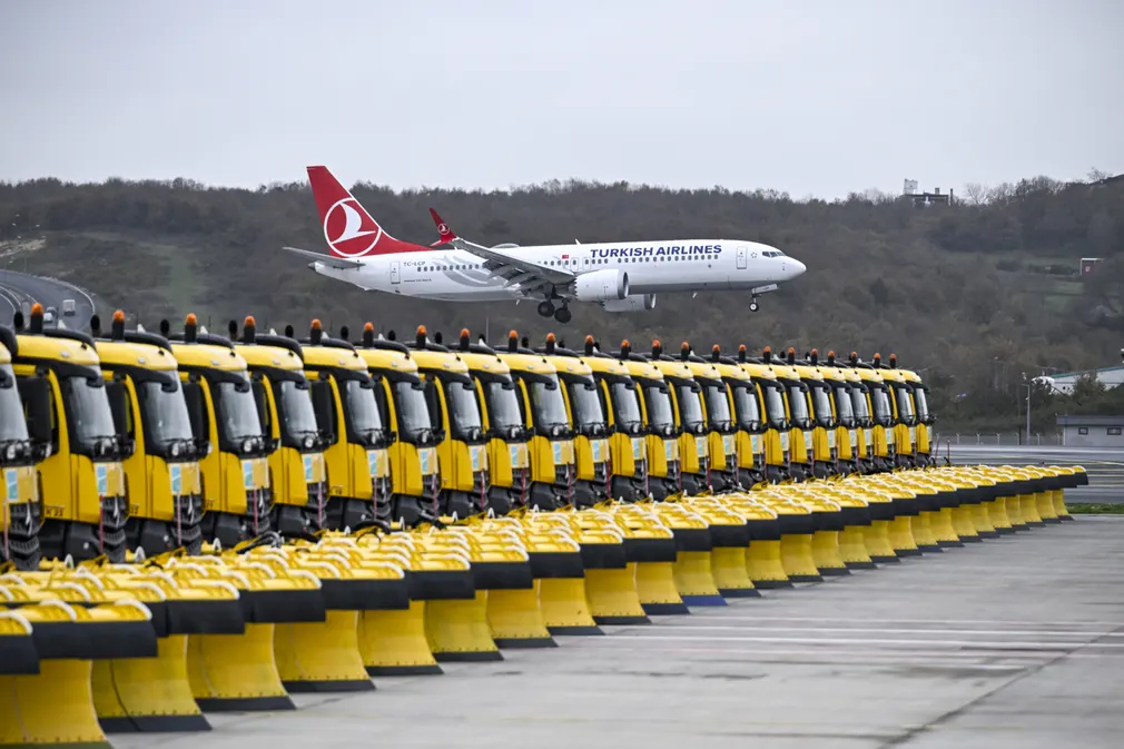 Hàng loạt xe ô tô xếp hàng trên đường băng ở sân bay Istanbul (Thổ Nhĩ Kỳ). (Ảnh: Muhammed Enes Yildirim/Anadolu/Getty)