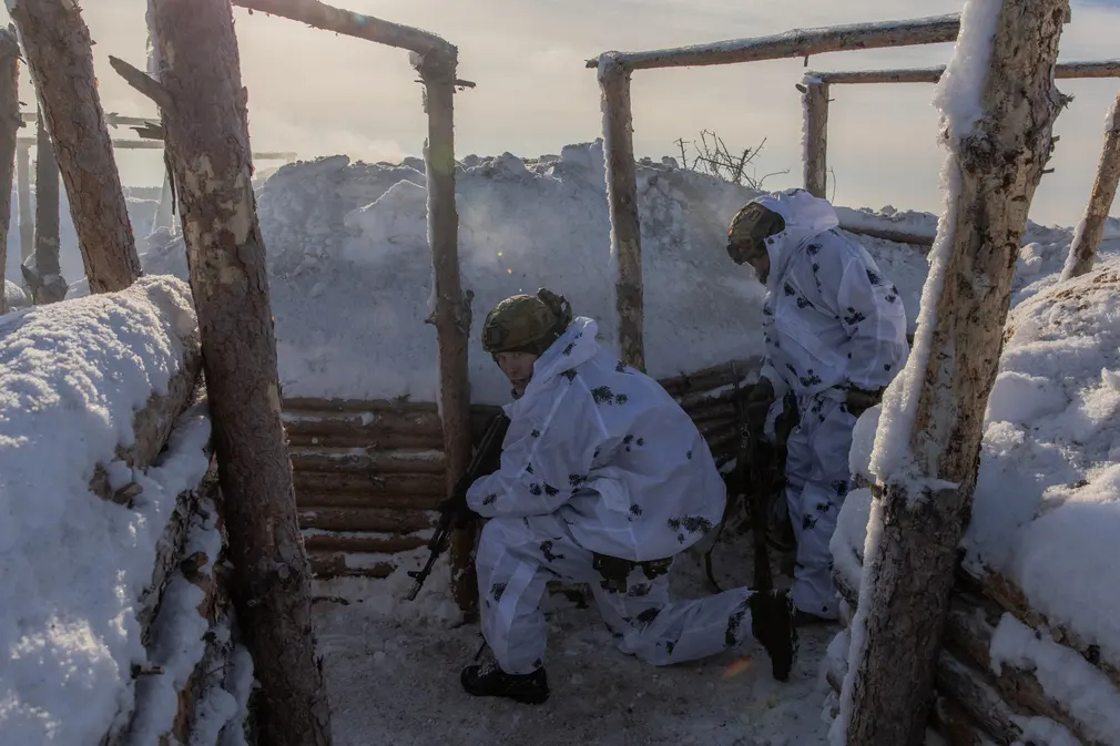 Quân nhân tham gia huấn luyện quân sự ở Chernihiv (Ukraine). (Ảnh: Roman Pilipey/AFP/Getty)