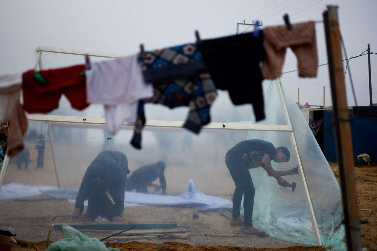 Người dân xây dựng nơi trú ẩn tạm thời cho những người Palestine phải rời bỏ nhà cửa do các cuộc tấn công của Israel ở Rafah (Dải Gaza). (Ảnh: REUTERS/Mohammed Salem)