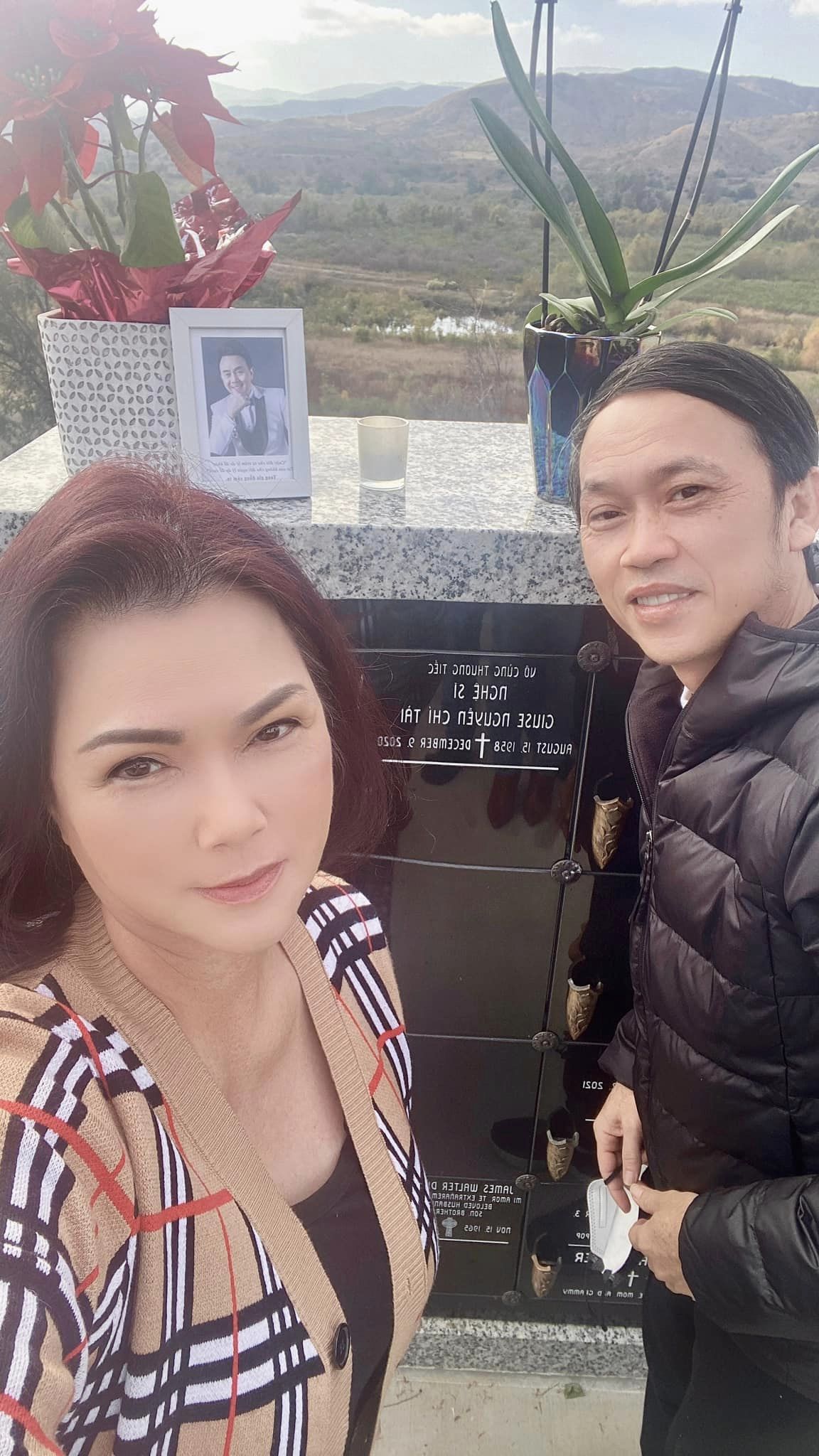 Ca sĩ Phương Loan chụp ảnh kỷ niệm cùng nghệ sĩ Hoài Linh trước mộ chồng trong ngày giỗ 3 năm.