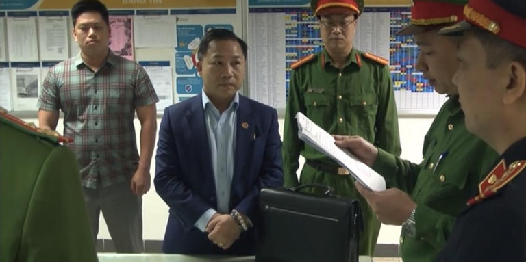 Công an tỉnh Thái Bình đọc lệnh bắt giam ông Lưu Bình Nhưỡng. (Ảnh: Công an Thái Bình)  