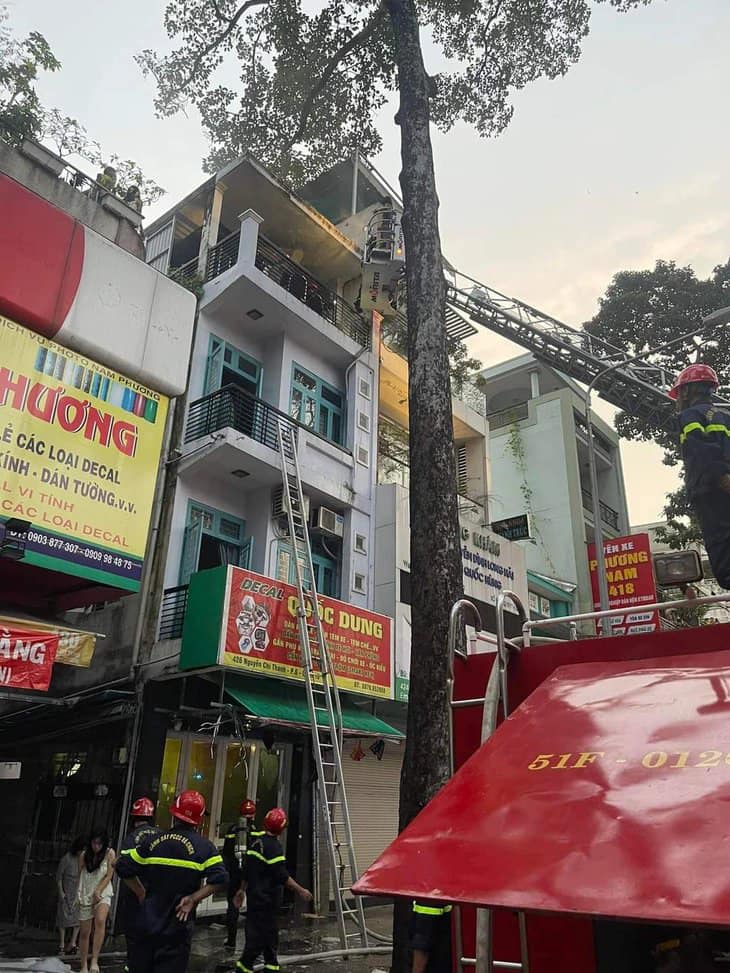 Vào khoảng 5h35 ngày 10/12, đám cháy bùng phát dưới tầng 1 của căn nhà 4 tầng, tại số 426 đường Nguyễn Chí Thanh (phường 6, quận 10, TP HCM). (Ảnh: Tuổi Trẻ Công An Quận 10)