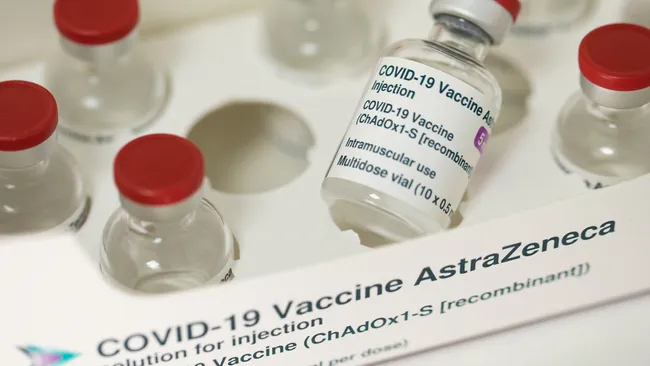 Các cục máu đông hiếm gặp liên quan đến một số loại vắc xin ngừa Covid-19 đời đầu không còn được sử dụng, chẳng hạn như vắc xin AstraZeneca và Johnson & Johnson (J&J), có thể là kết quả của hai phản ứng miễn dịch mất kiểm soát xảy ra cùng một lúc. (Ảnh minh họa)