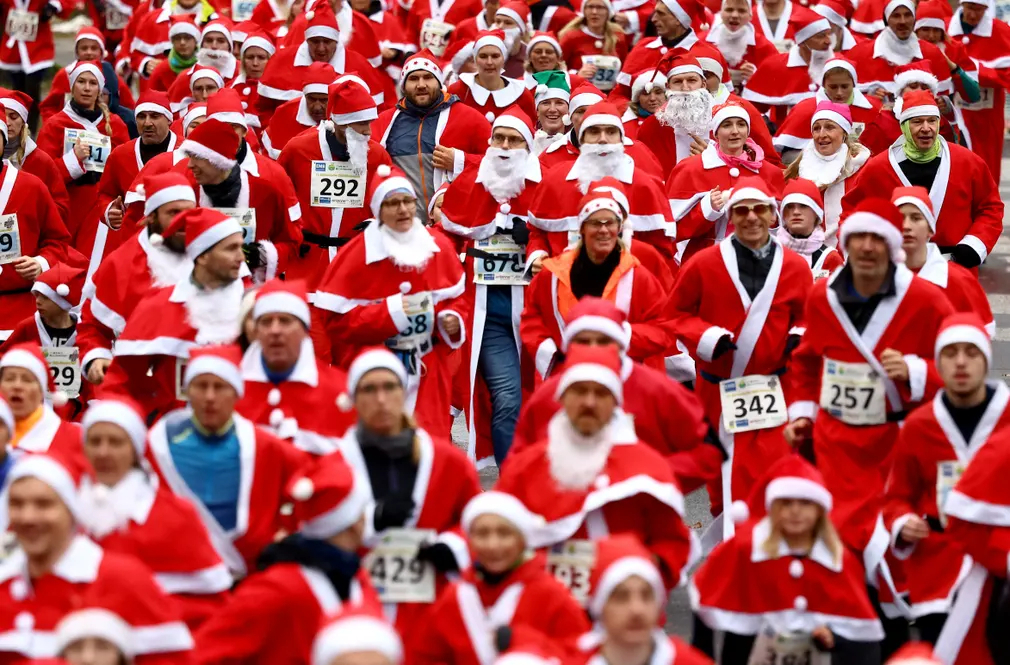 Mọi người hóa trang thành Ông già Noel khi tham gia cuộc chạy Nikolauslauf (cuộc chạy đua Thánh Nicholas) hàng năm ở Michendorf (Đức). (Ảnh: Lisi Niesner/Reuters)