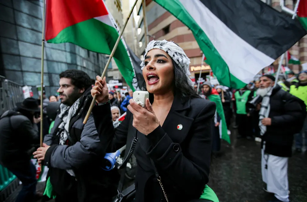 Người dân biểu tình kêu gọi ngừng bắn hoàn toàn trong cuộc xung đột giữa Israel và Hamas ở London (Vương quốc Anh). (Ảnh: Martin Pope/Shutterstock)