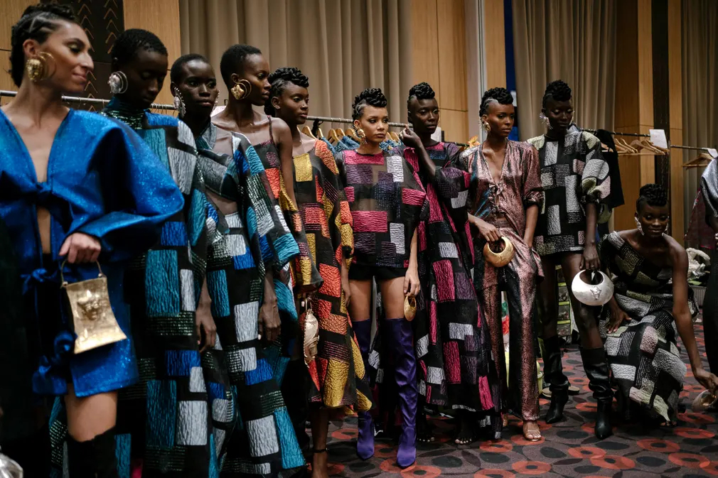 Người mẫu xếp hàng chụp ảnh ở hậu trường tuần lễ thời trang Dakar tại khách sạn Azalaï (Dakar, Sénégal). (Ảnh: Carmen Abd Ali/AFP/Getty Images)