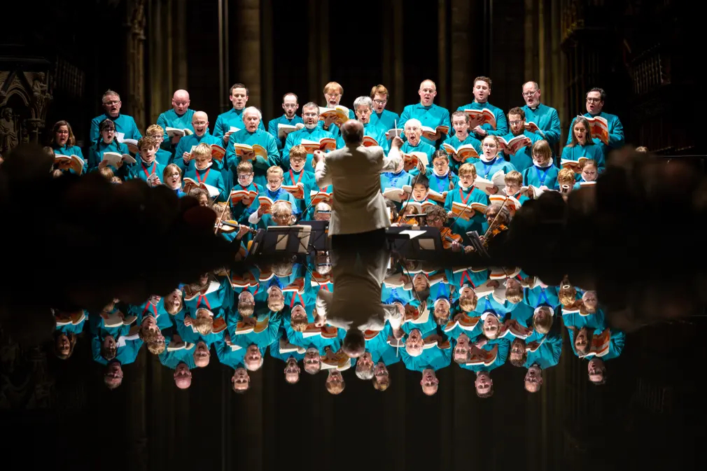 Dàn hợp xướng biểu diễn bài Messi của Handel ở Salisbury (Vương quốc Anh). (Ảnh: Finnbarr Webster/Getty Images)