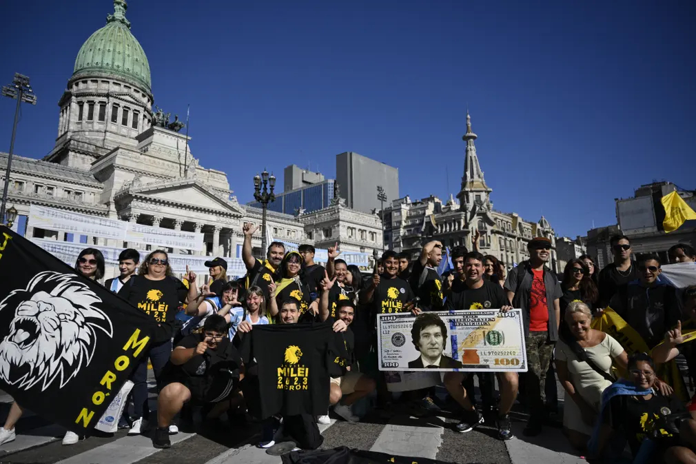 Những người ủng hộ Tổng thống đắc cử Javier Milei tập trung bên ngoài Quốc hội trước lễ nhậm chức của ông ở Buenos Aires (Argentina). (Ảnh: Luis Robayo/AFP/Getty Images)