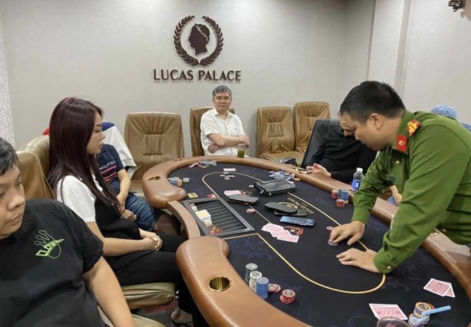Cảnh sát làm việc với những người đánh bạc bằng hình thức Poker bị bắt quả tang. (Ảnh: C.A.C.C.)  