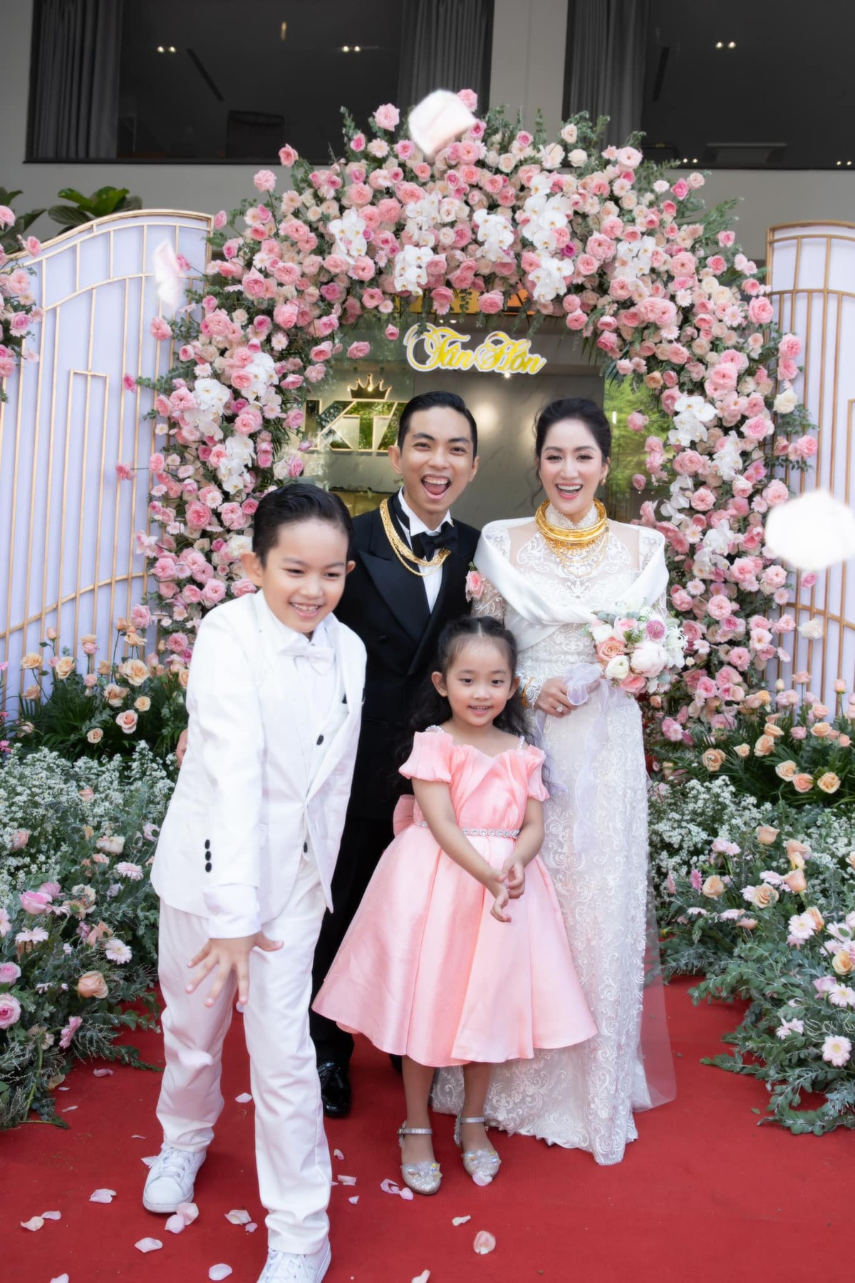 Đám cưới Khánh Thi - Phan Hiển có sự hiện diện của hai con. 