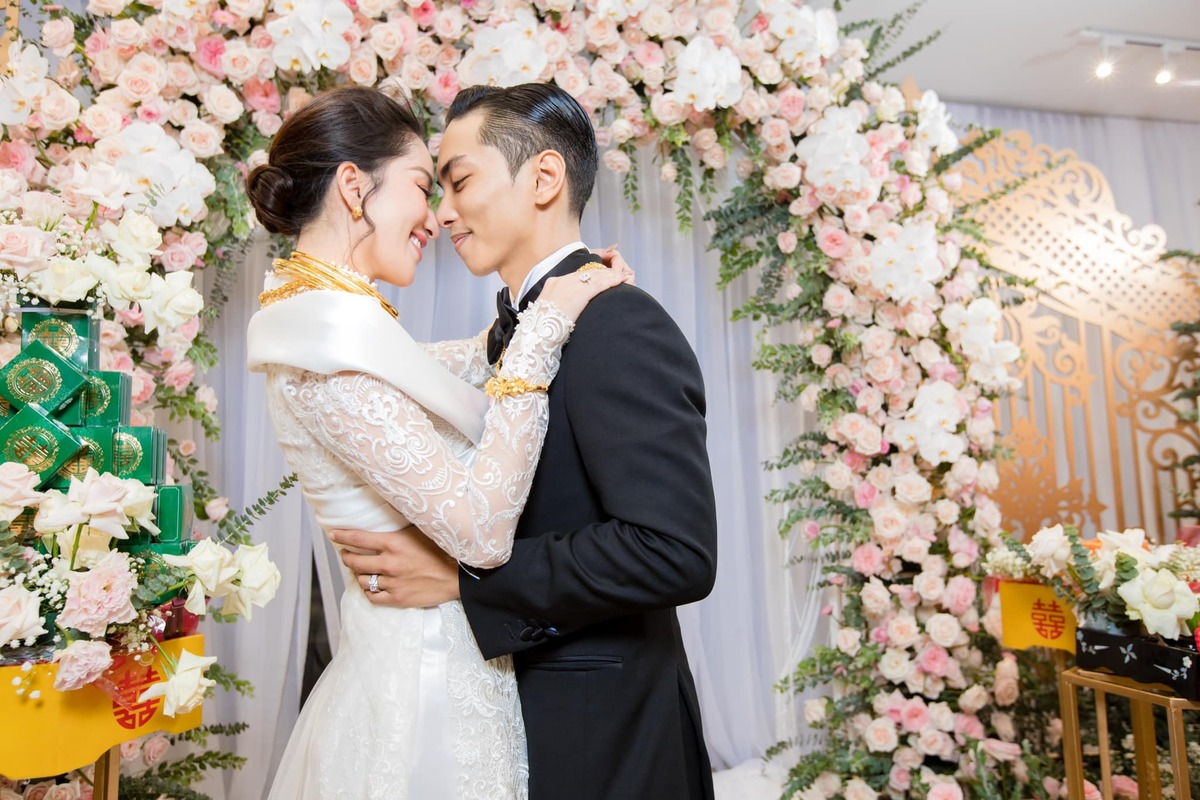 Khánh Thi đăng lại ảnh đeo vàng vòng, nhận của hồi môn từ gia đình trong đám cưới diễn ra 1 năm trước.