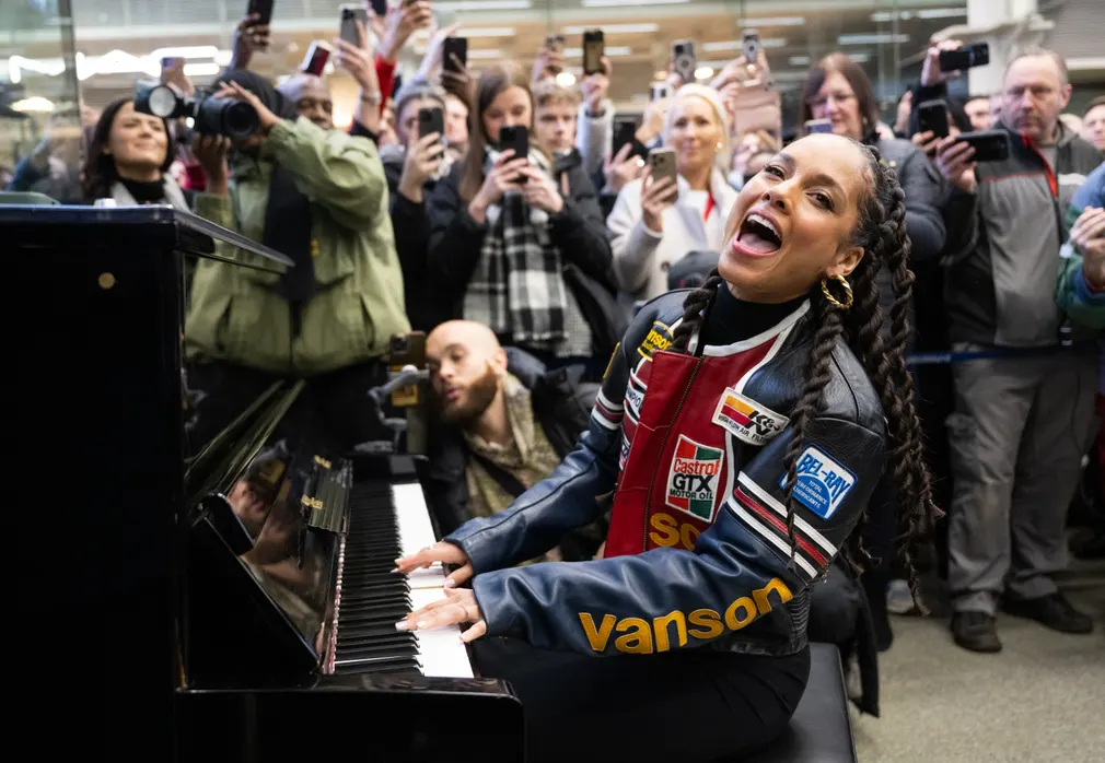 Ca sĩ Alicia Keys hát cùng cây đàn piano Sir Elton John tại nhà ga quốc tế St Pancras (London, Vương quốc Anh). (Ảnh: Samir Hussein/WireImage)