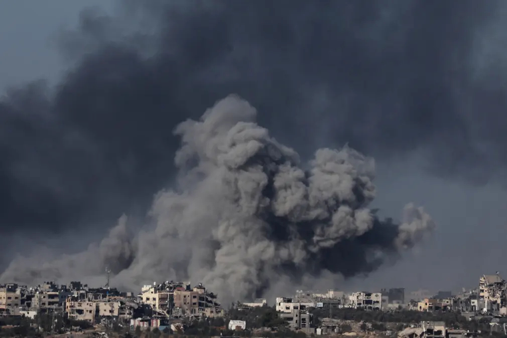 Khói bốc lên sau các cuộc không kích của Israel ở Dải Gaza. (Ảnh: Abir Sultan/EPA)