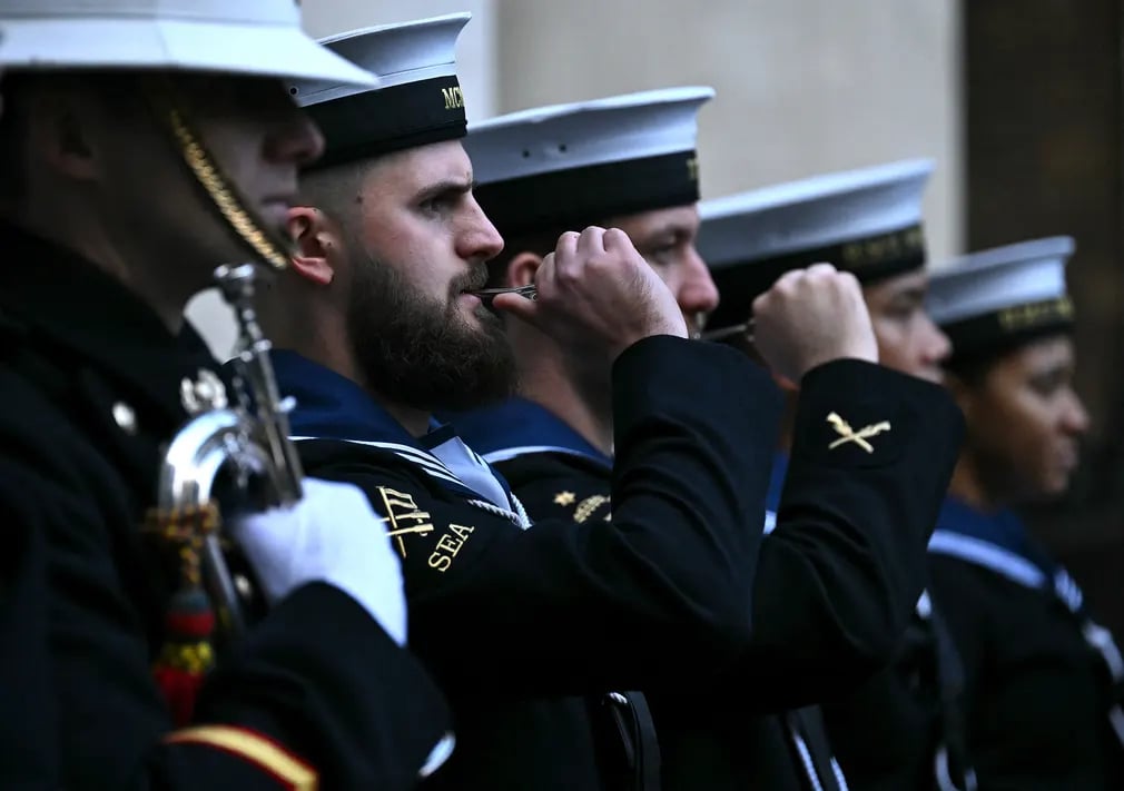 Các thành viên của Hải quân Hoàng gia thực hiện nghi thức chào đón Bộ trưởng Quốc phòng Na Uy ở London (Vương quốc Anh). (Ảnh: Ben Stansall/AFP/Getty Images)