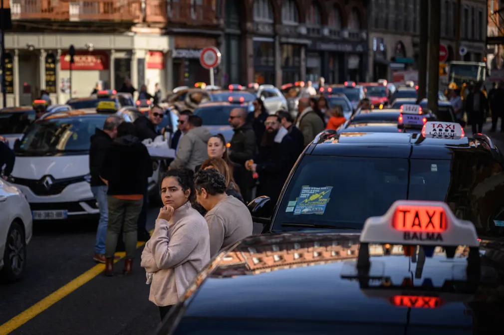 Tài xế taxi tham gia biểu tình phản đối kế hoạch đi chung xe theo luật bảo hiểm y tế mới ở Toulouse (Pháp). (Ảnh: Ed Jones/AFP/Getty Images)