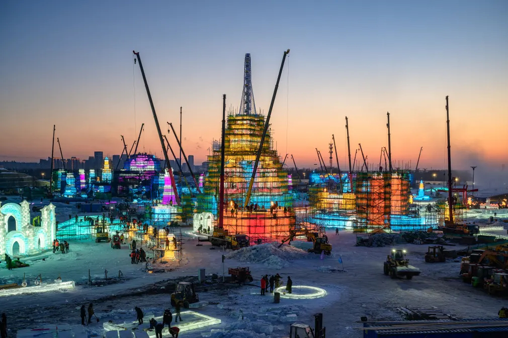 Công nhân xây dựng công trình cho sự kiện Thế giới băng tuyết Cáp Nhĩ Tân (Hắc Long Giang, Trung Quốc) lần thứ 25. (Ảnh: AFP/Getty Images)