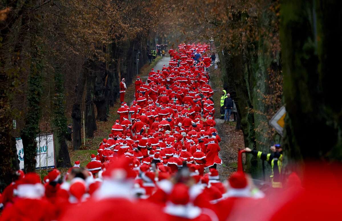 Người dân hóa trang thành ông già Noel, tham gia cuộc chạy Nikolaus Lauf hàng năm ở Michendorf (Đức). (Ảnh: REUTERS/Lisi Niesner)