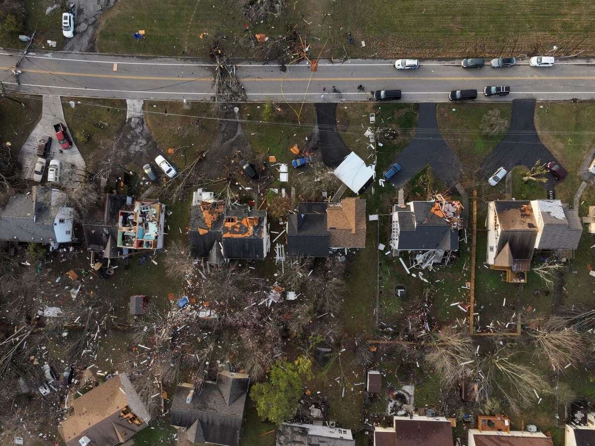 Toàn cảnh những ngôi nhà bị hư hại sau khi cơn lốc xoáy quét qua Madison (Tennessee, Mỹ). (Ảnh: REUTERS/Kevin Wurm)
