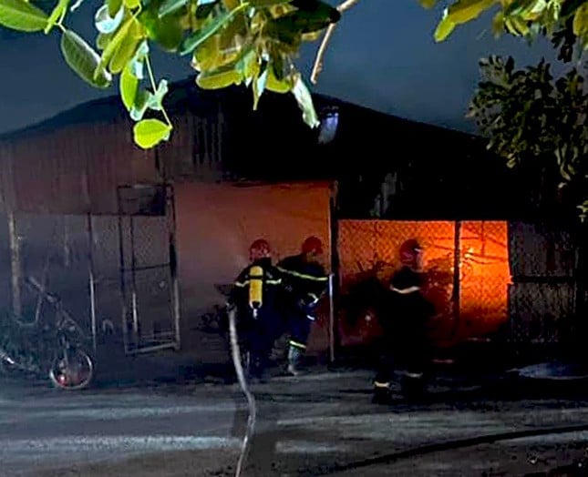 Hiện trường vụ cháy khu nhà để xe Đại học Hồng Đức.