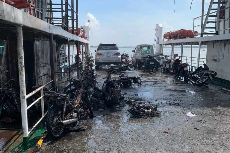 Vụ cháy khiến 11 chiếc xe máy trên phà bị thiêu rụi. (Ảnh: T.T.)  