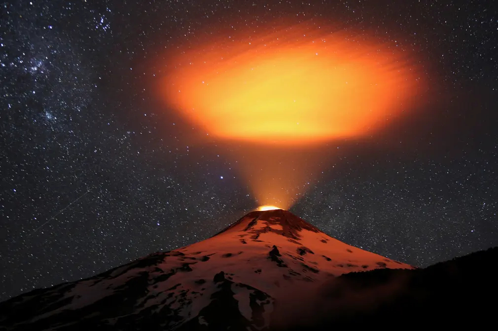 Núi lửa Villarrica thắp sáng bầu trời đêm ở Pucon (Chile). (Ảnh: Cristobal Saavedra Escobar/Reuters)
