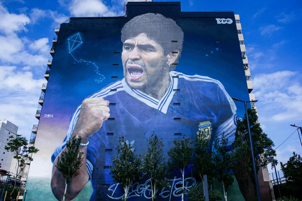 Bức tranh tường khổng lồ về Diego Maradona - cầu thủ bóng đá đã dẫn dắt Argentina vô địch World Cup năm 1986, của nghệ sĩ Martin Ron ở Buenos Aires (Argentina). (Ảnh: Anadolu/Getty Images)