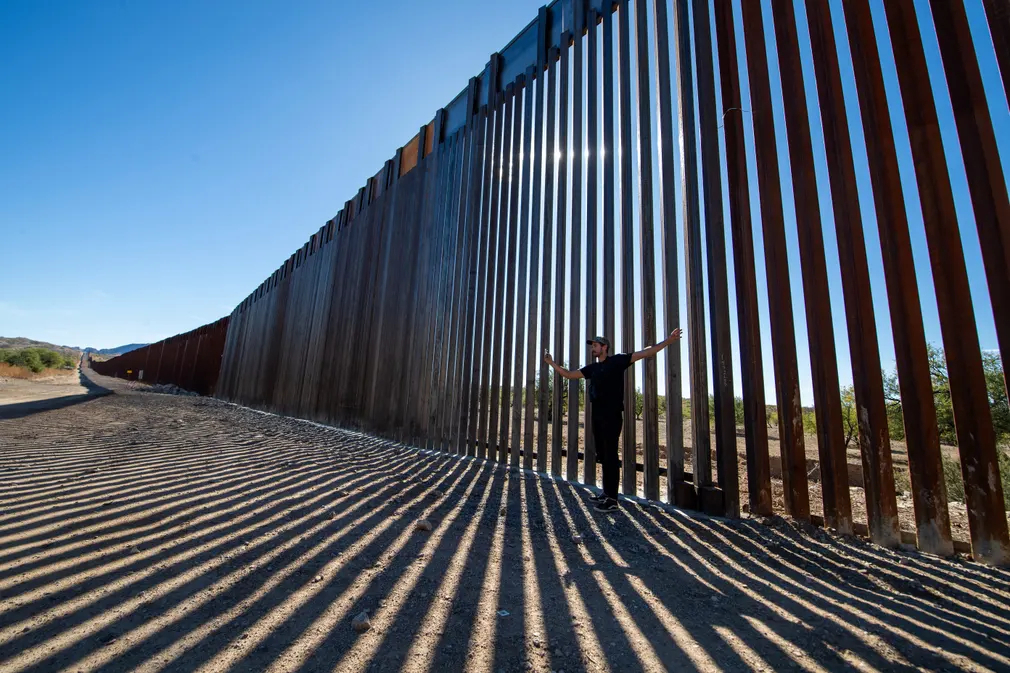 Laiken Jordahl đứng bên bức tường biên giới Mỹ - Mexico ở Sasabe (Arizona, Mỹ). (Ảnh: Valérie Macon/AFP/Getty Images)